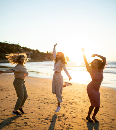 CLASE DE SALSA EN LA PLAYA AL ATARDECER